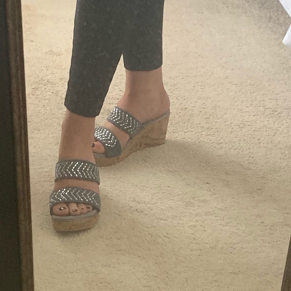 NWOT Volatile wedge sandal size 8